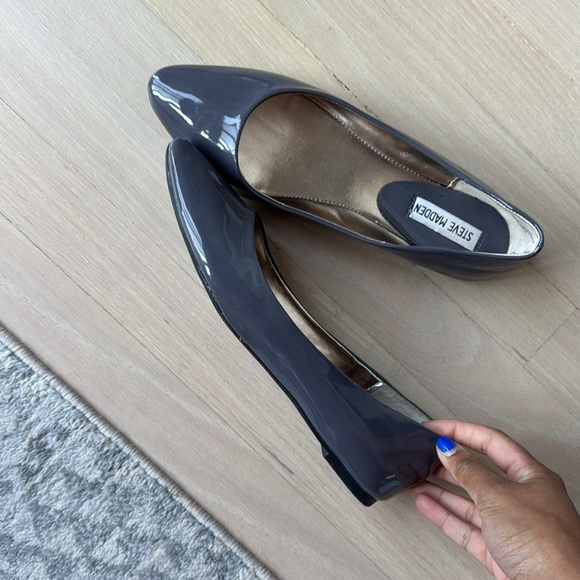 NWOT Steve Madden Women's Dark Gray Patent Flats - Picture 2 of 2